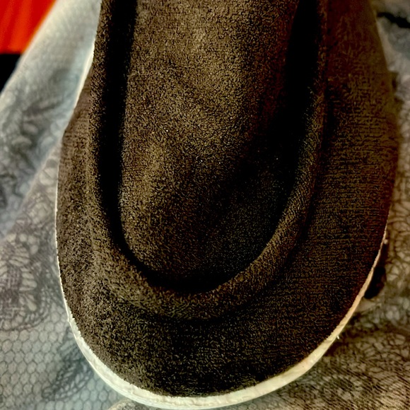 Brand New Men or Wemon Bedroom Shoes. Great Sole to wear outside. Size 43. - Picture 4 of 6